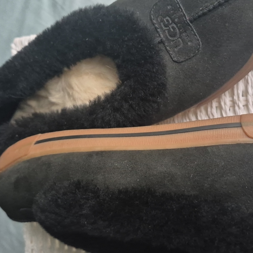 UGGS 10 Black Suede With Furry Edge Continues With Fuzzy Soft Inside EUC - Picture 4 of 4